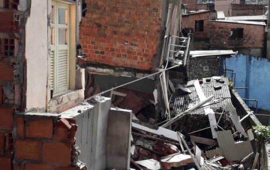 Quatro casas desabam no bairro de Plataforma, em Salvador