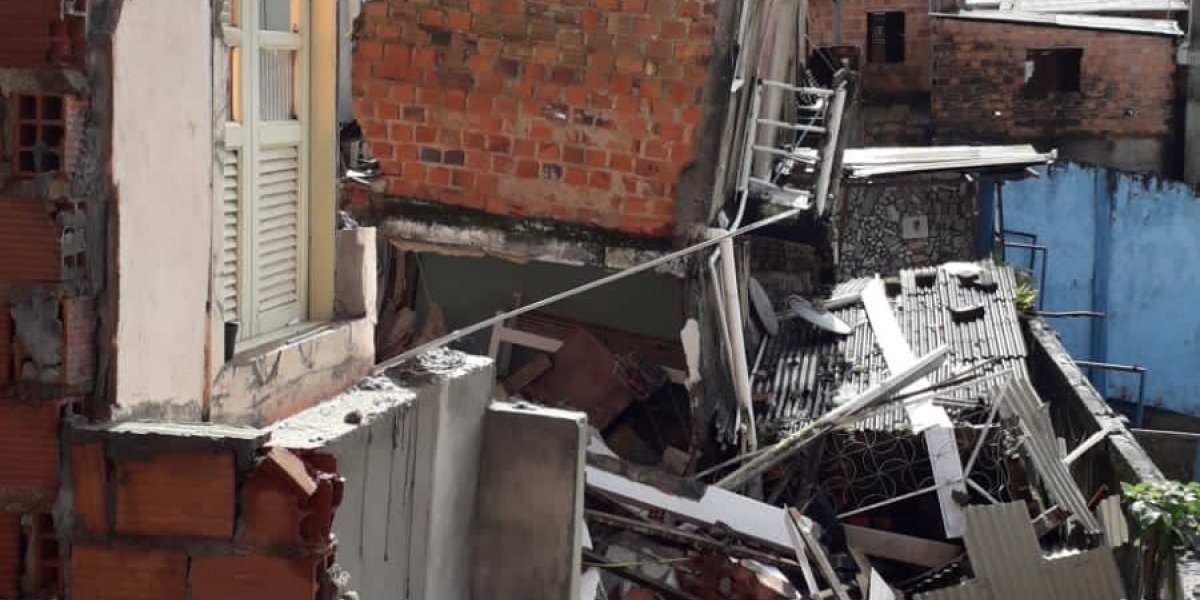 Quatro casas desabam no bairro de Plataforma, em Salvador