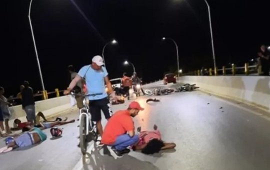 Motorista invade contramão e atinge quatro pessoas em ponte de Barreiras