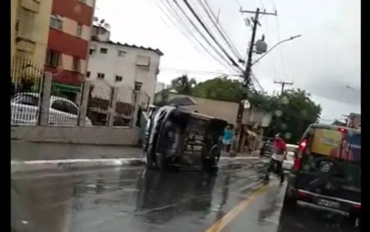 Batida entre três carros deixa veículo tombado na Ladeira do Saboeiro