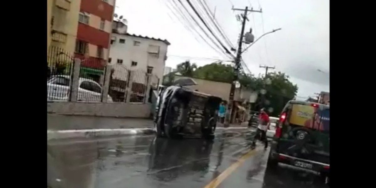 Batida entre três carros deixa veículo tombado na Ladeira do Saboeiro