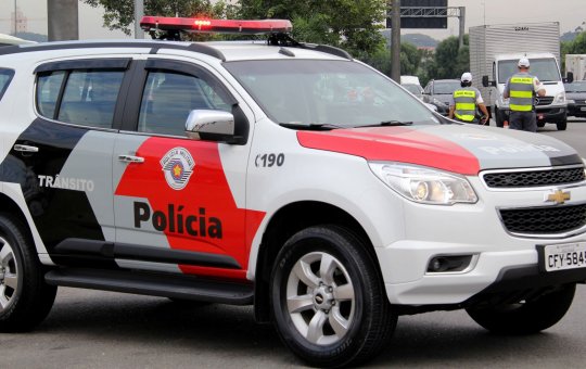 Policial golpeia partes íntimas de jovens durante abordagem e ri com a situação