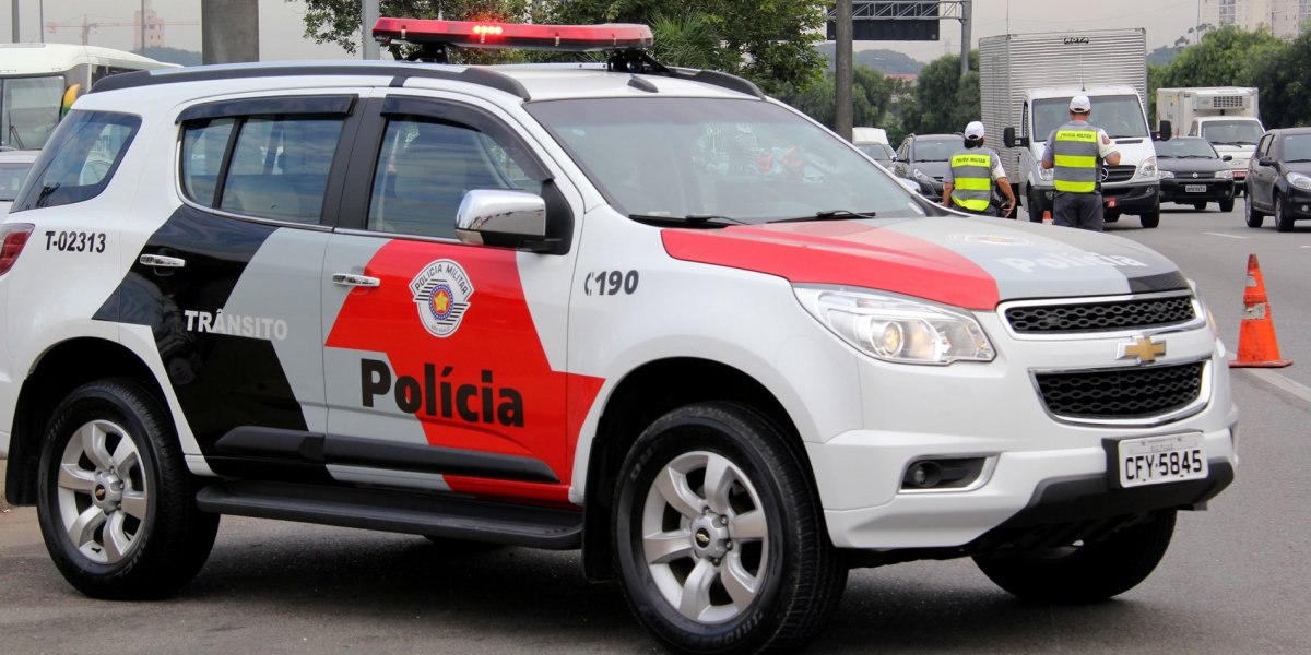 Policial golpeia partes íntimas de jovens durante abordagem e ri com a situação