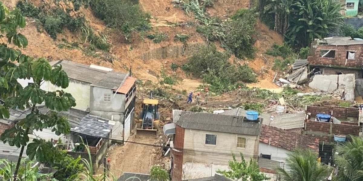 Número de mortes confirmadas devido as fortes chuvas em Pernambuco sobe para 56