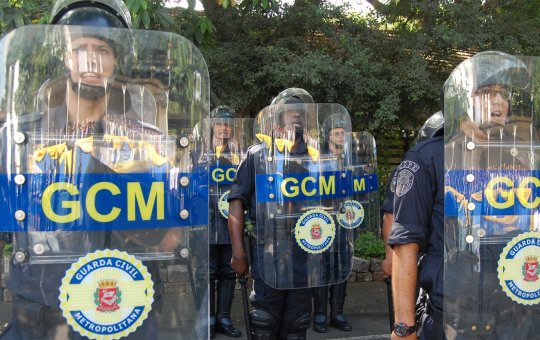 Guardas municipais são flagrados agredindo mulher na Cracolândia