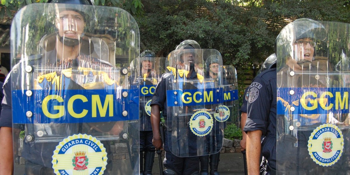 Guardas municipais são flagrados agredindo mulher na Cracolândia