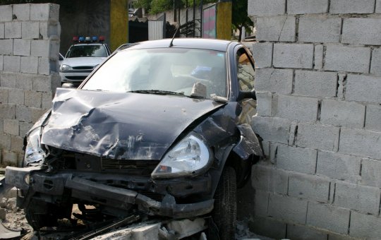 Homem é arremessado de carro após perder controle da direção e bater em muro