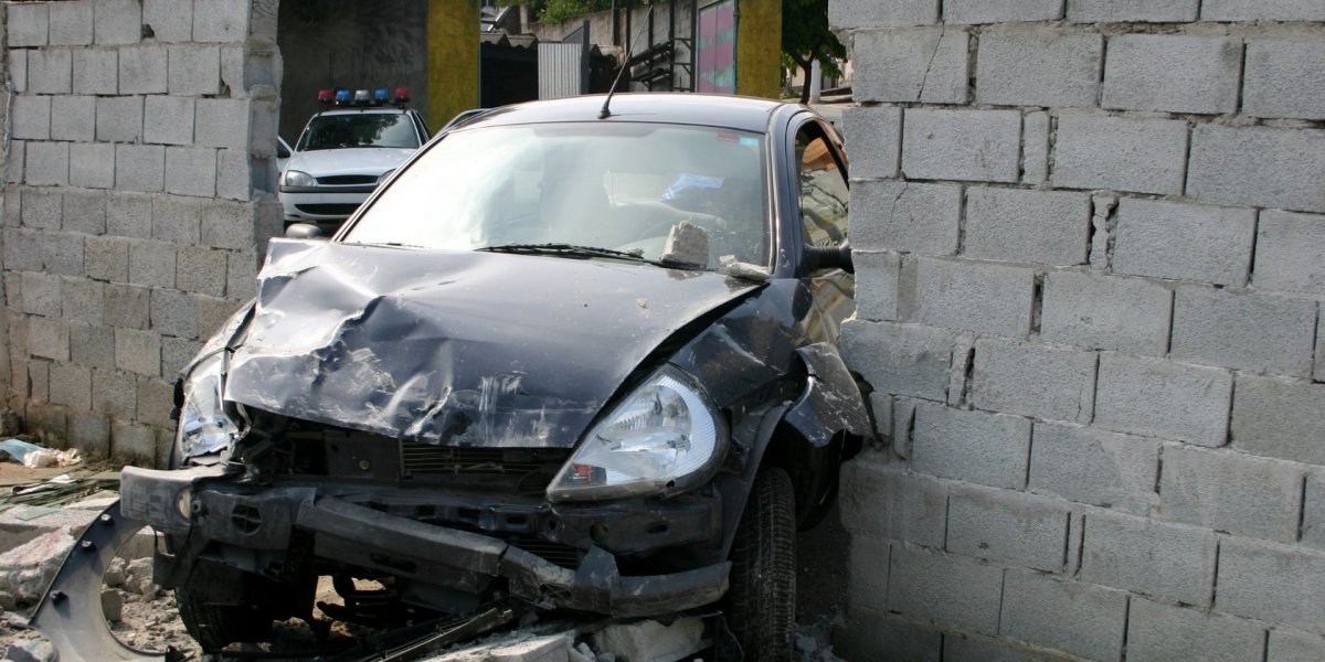 Homem é arremessado de carro após perder controle da direção e bater em muro