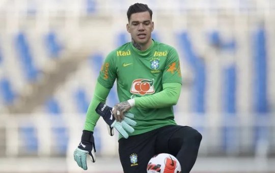 Com lesão na coxa esquerda, goleiro Ederson está fora de amistosos da Seleção