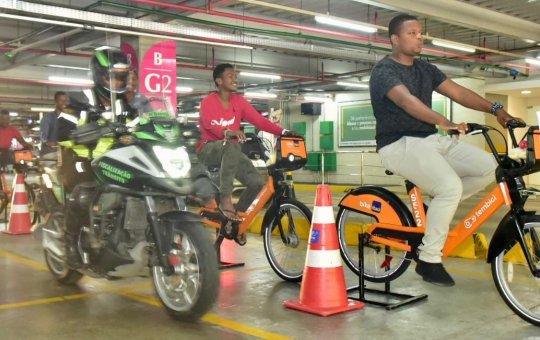 Salvador Vai de Bike faz ação educativa junto a motociclistas entregadores