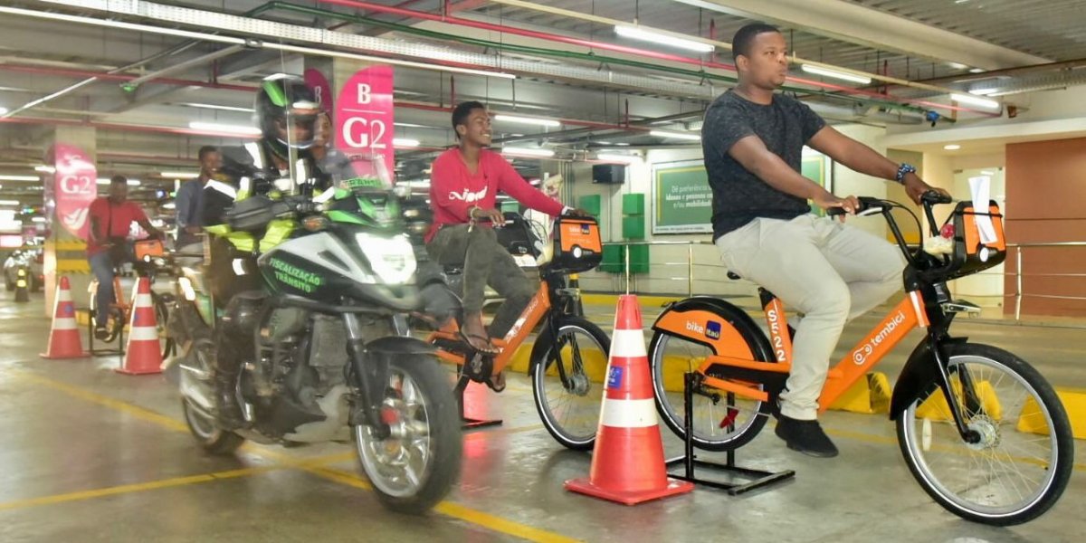 Salvador Vai de Bike faz ação educativa junto a motociclistas entregadores