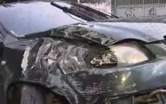 Carro atinge poste e deixa três feridos no bairro do Barbalho