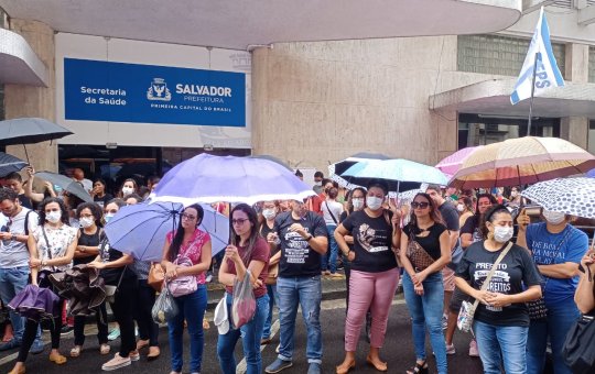 Trabalhadores da saúde municipal realizam assembleia na frente da Secretaria