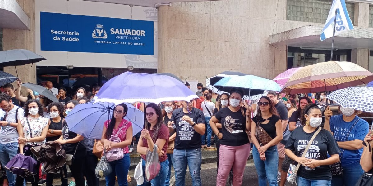 Trabalhadores da saúde municipal realizam assembleia na frente da Secretaria