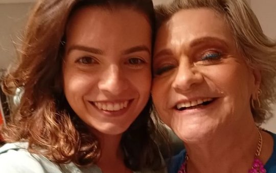 Fafy Siqueira conta detalhes sobre casamento com mulher 34 anos mais jovem