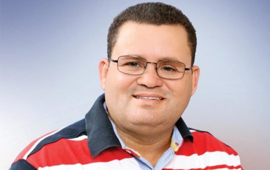 Vídeo: Prefeito de Itapebi arrasta idoso sem roupa e joga balde de água nele