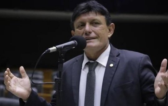 Deputado federal chama professora de "jumenta comunista" durante reunião