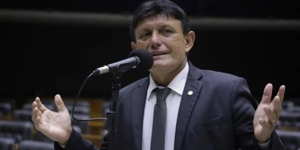 Deputado federal chama professora de "jumenta comunista" durante reunião