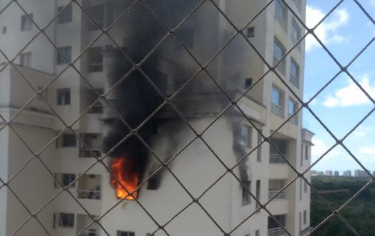 Incêndio atinge apartamento de prédio localizado no bairro do Imbuí