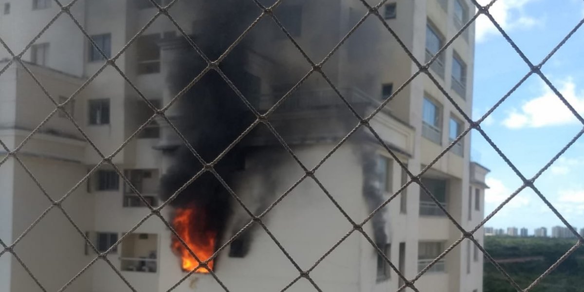 Incêndio atinge apartamento de prédio localizado no bairro do Imbuí