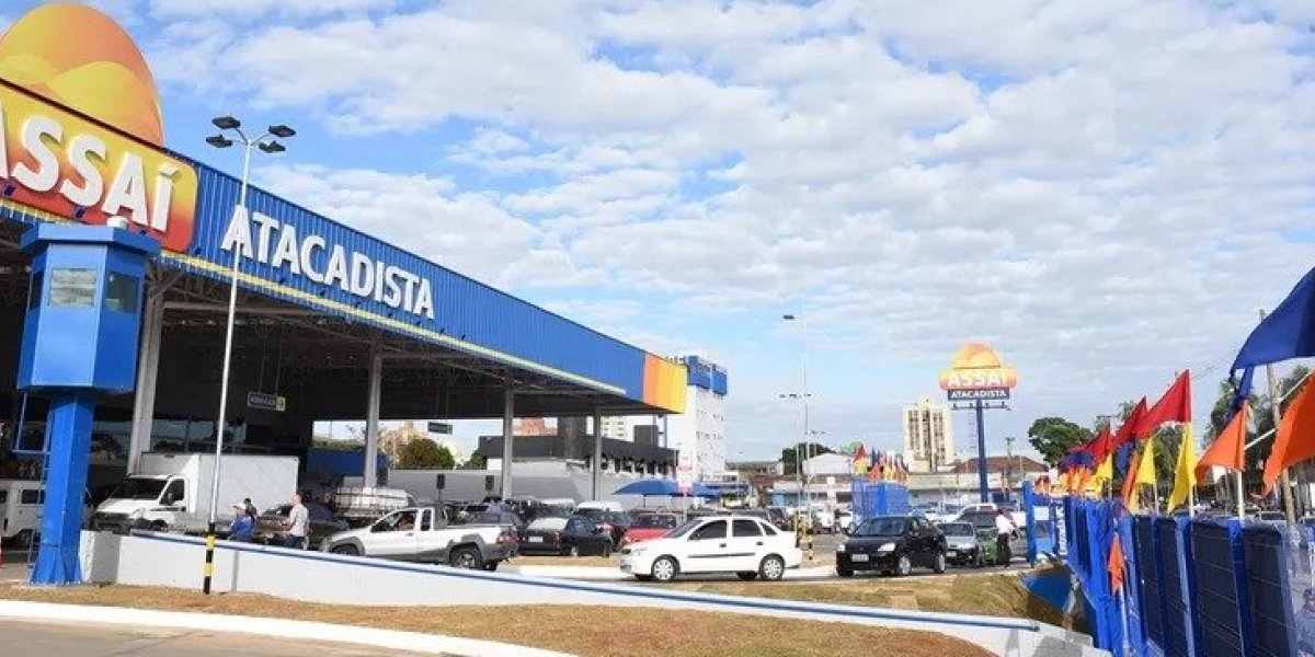 Homem sofre choque ao tentar furtar fios de cobre em supermercado na Paralela