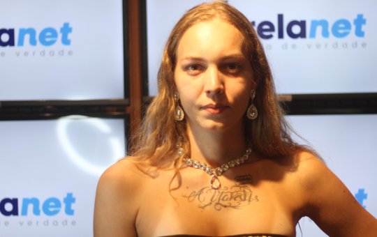 Conheça Tertuliana Lustosa, vocalista da banda de pagode "A Travestis"