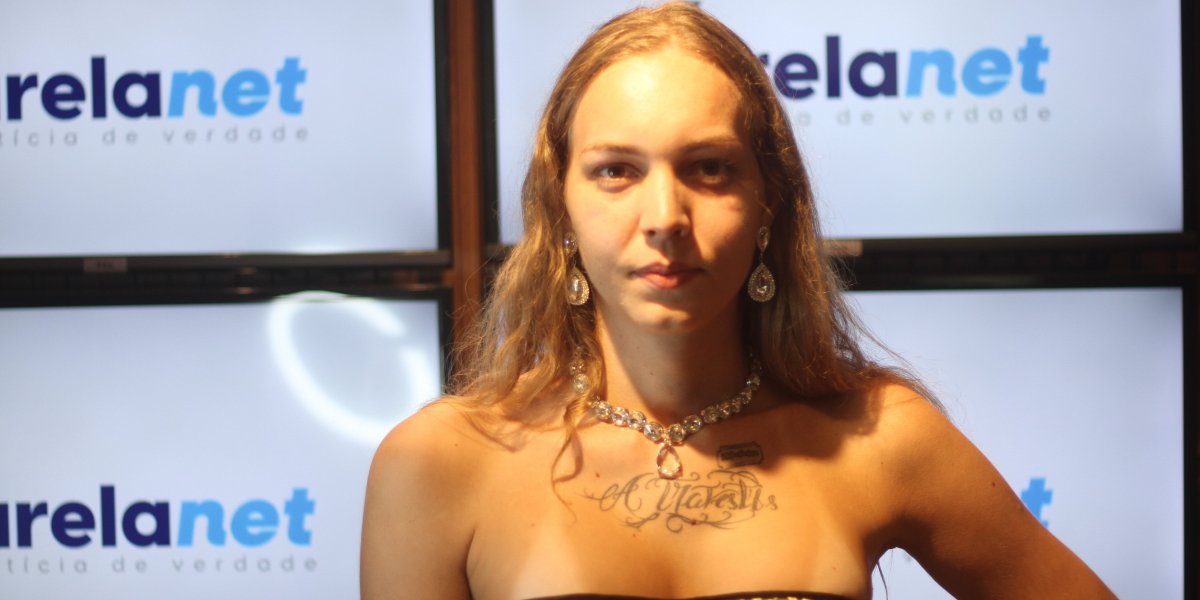 Conheça Tertuliana Lustosa, vocalista da banda de pagode "A Travestis"