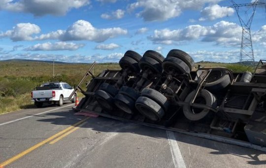 Acidente na BR-116, nas proximidades de Milagres, deixa motorista ferido