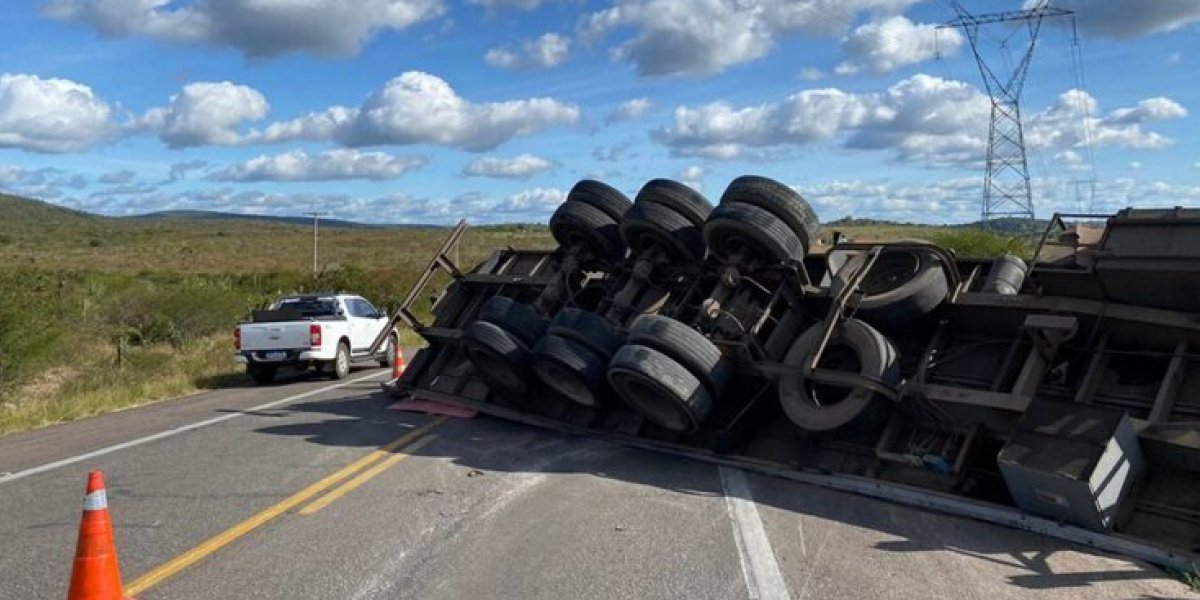 Acidente na BR-116, nas proximidades de Milagres, deixa motorista ferido