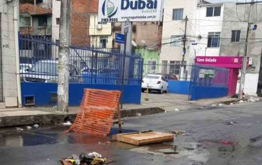 Salvador: Moradores da Rua Direta do Uruguai reclamam de esgoto transbordando