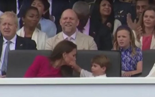 Filho de Kate Middleton faz 'birra' no Jubileu de Platina da rainha Elizabeth II