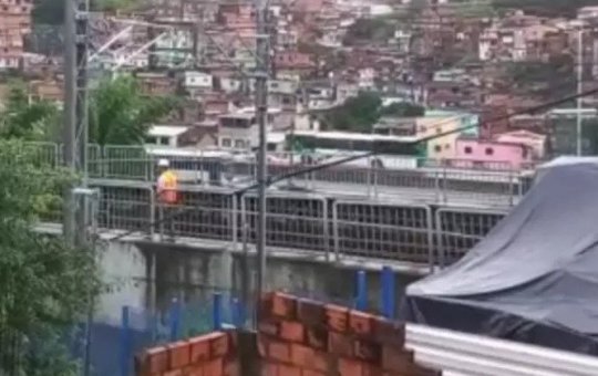 Morador do Calabetão flagra mais de 50 explosões em trilho do metrô de Salvador