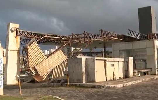 Posto de combustível em Armação fica destelhado após chuva forte e ventania