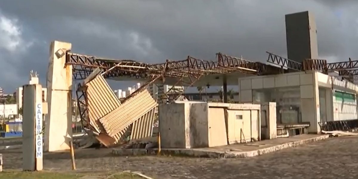 Posto de combustível em Armação fica destelhado após chuva forte e ventania