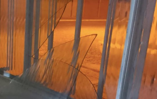 Criança trans de 12 anos tem sua casa apedrejada em Poções, Bahia