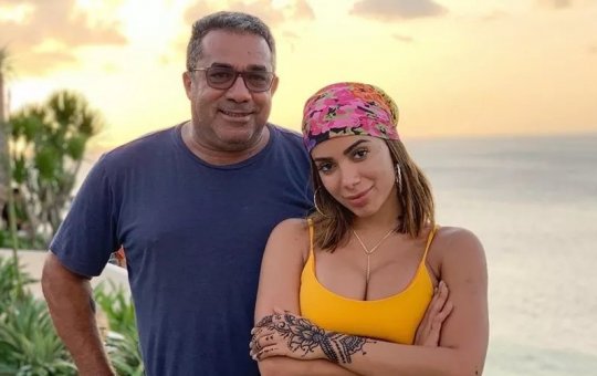 Pai de Anitta passa por cirurgia e cantora agradece orações