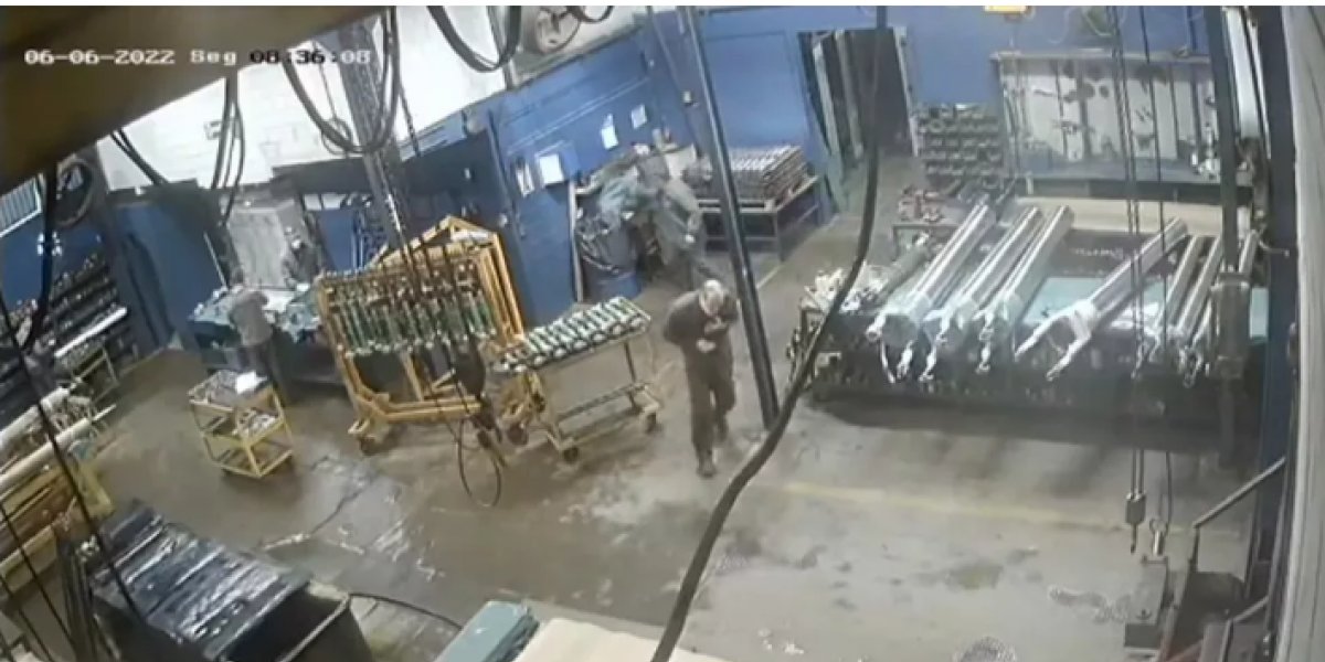 Vídeo: Chefe mata funcionário após homem sair para tomar café