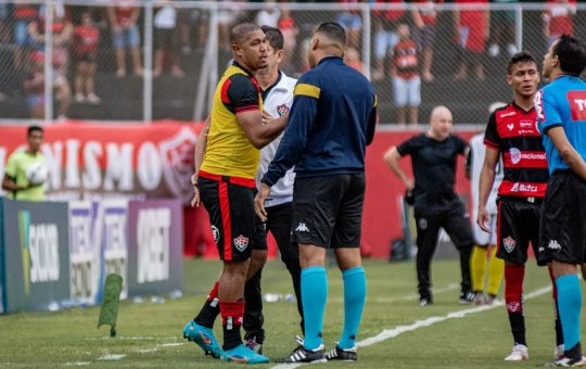Árbitro relata em súmula xingamento de atacante do Vitória antes da expulsão