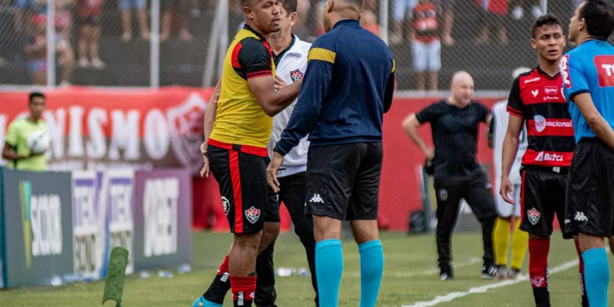 Árbitro relata em súmula xingamento de atacante do Vitória antes da expulsão
