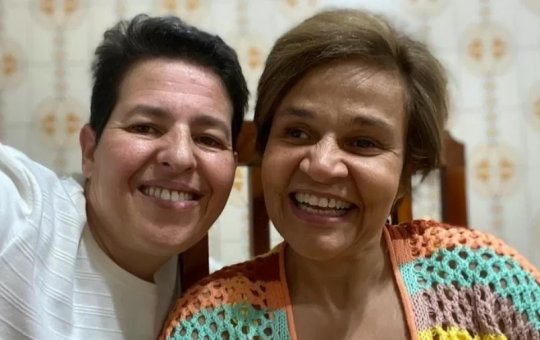 Atriz Claudia Rodrigues publica vídeo pedindo companheira em casamento