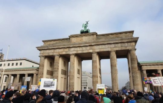 Veículo atropela multidão deixando vários feridos em Berlim