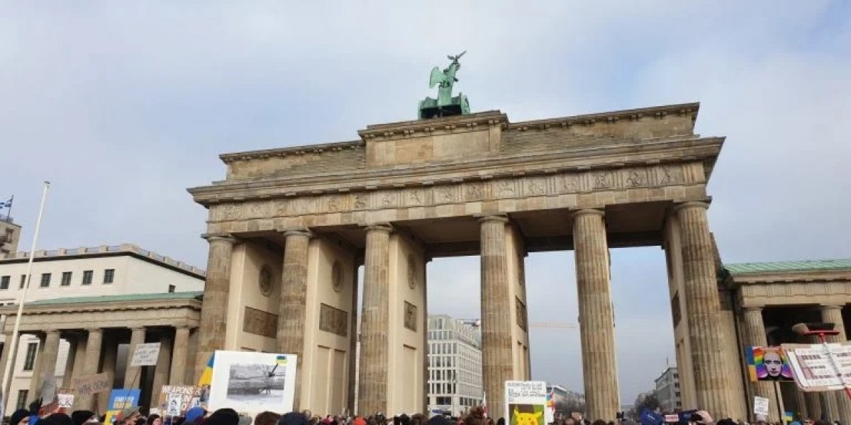 Veículo atropela multidão deixando vários feridos em Berlim