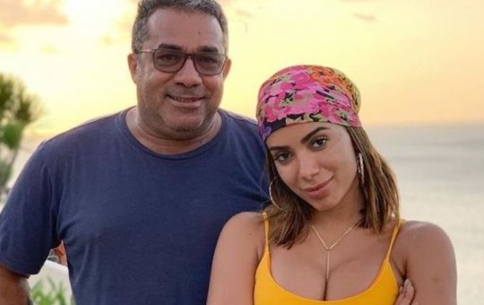Anitta agradece aos Orixás por melhora do pai e sofre intolerância religiosa