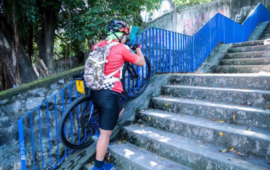 Escadarias adaptadas facilitam o uso de bicicleta em Salvador