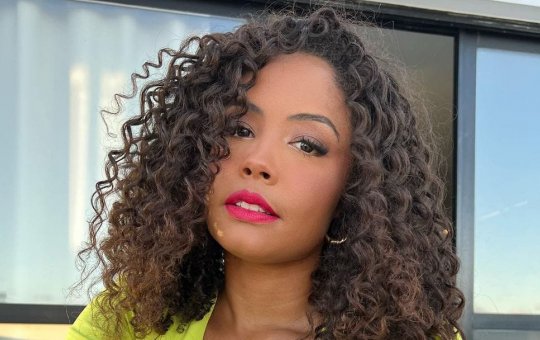 Influenciadora Rafaela Moreira comemora 1 milhão de seguidores com festa paredão