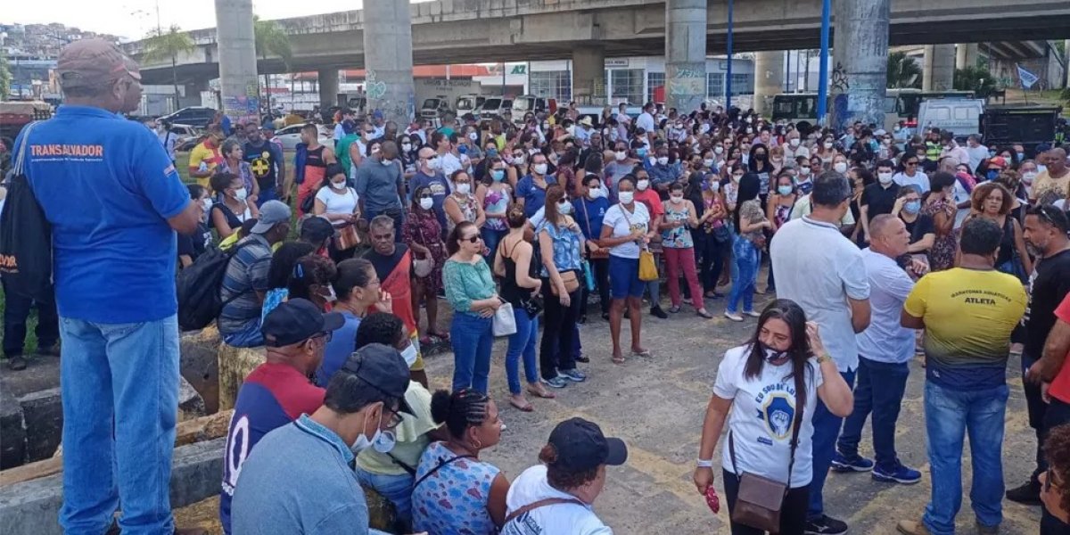 Servidores da prefeitura de Salvador realizam manifestação por aumento salarial