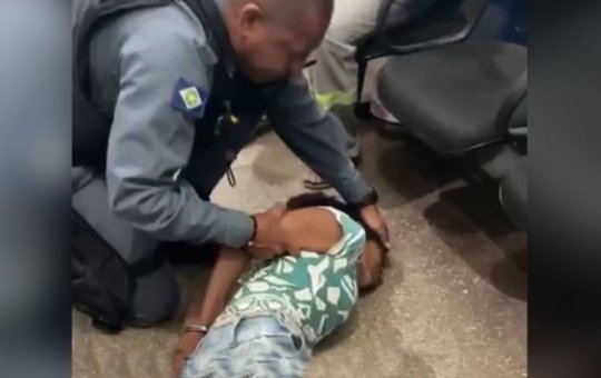 Policial "exorciza" mulher em delegacia no Mato Grosso