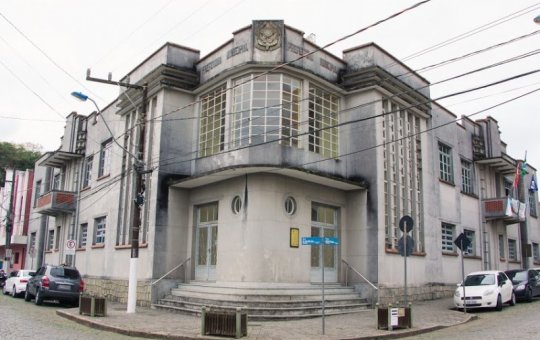 Estagiária é demitida após fazer vídeo dançando no ambiente de trabalho