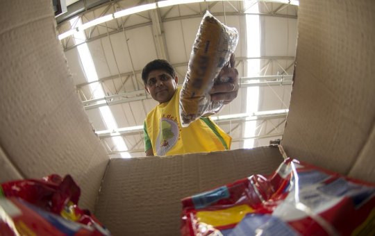 Bolsonaro pede que supermercados cortem margem de lucro na cesta básica