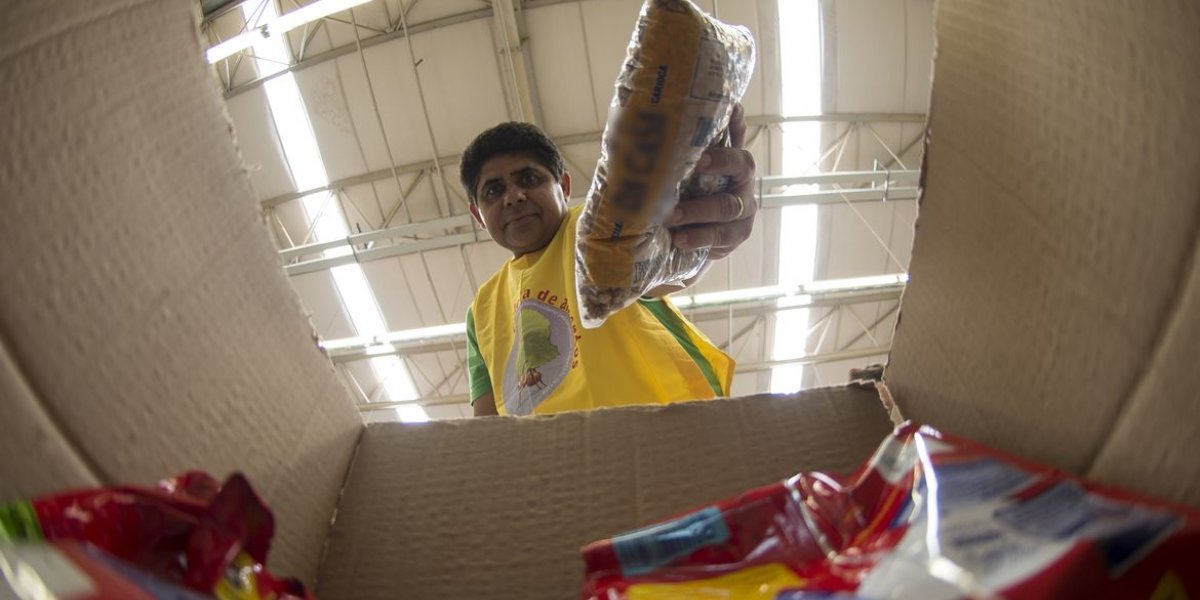 Bolsonaro pede que supermercados cortem margem de lucro na cesta básica